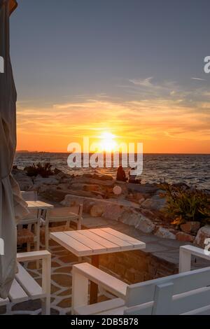 Beobachten Sie den Sonnenuntergang von Parikia, Paros Insel Griechenland.