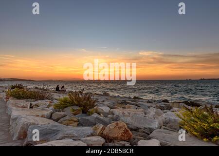 Beobachten Sie den Sonnenuntergang von Parikia, Paros Insel Griechenland.