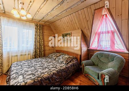 Russland, Moskau - 15. November 2019: Innenraumwohnung moderne helle, gemütliche Atmosphäre. Schönes Designer-Landhaus mit Holzelementen Stockfoto