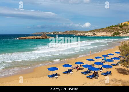 Sonnenschirme am Kalathas Strand, Akrotiri, Kreta, Griechenland Stockfoto