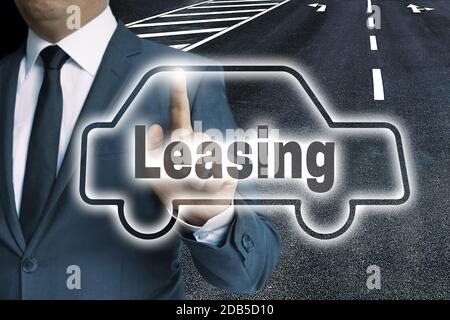 Leasing Auto Touchscreen wird von Mann-Konzept betrieben. Stockfoto