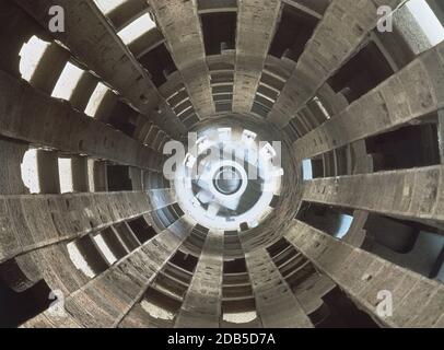 INTERIOR DE UNA DE LAS TORRES DE LA SAGRADA FAMILIA - SIGLO XX. Autor: ANTONI GAUDI (1852-1926). Lage: SAGRADA FAMILIA. Barcelona. SPANIEN. Stockfoto