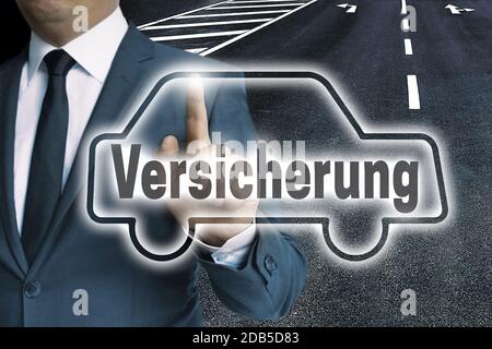 Versicherung (im deutschen Versicherungswesen) Auto Touchscreen wird von Mann-Konzept betrieben. Stockfoto