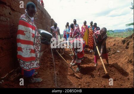 Maasai-Frauen bauen ein Haus mit gerammtem Boden, Kajiado, Kenia Stockfoto