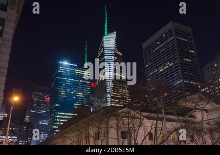 Futuristische Hochhäuser am Times Square in Manhattan. Helle Lichter an Silvester. New York City, USA Stockfoto