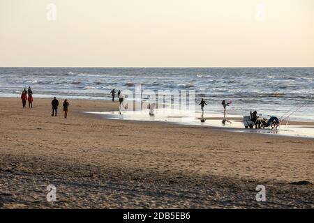 Katwijk, Niederlande - 23 April, 2017: die Menschen sind zu Fuß auf einem sonnigen Tag am Strand entlang in Katwijk. Niederlande Stockfoto