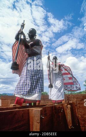 Maasai-Frauen bauen ein Haus mit gerammtem Boden, Kajiado, Kenia Stockfoto