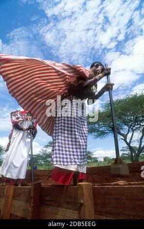 Maasai-Frauen bauen ein Haus mit gerammtem Boden, Kajiado, Kenia Stockfoto