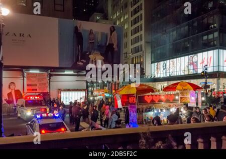 NYPD Polizeifahrzeuge und Polizisten blockierten die Straße wegen der Silvesterfeiern am Times Square in Manhattan. Die Leute warten auf den Pass. New York, USA Stockfoto