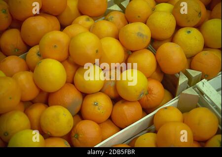 Voll von Orangenkisten zum Verkauf im Supermarkt Stockfoto