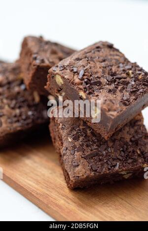 Draufsicht der gestapelten Brownies auf weißem Hintergrund Stockfoto