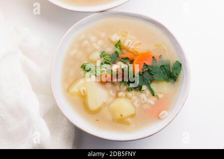 Gerstensuppe, Perlgerste in weißer Schüssel Stockfoto