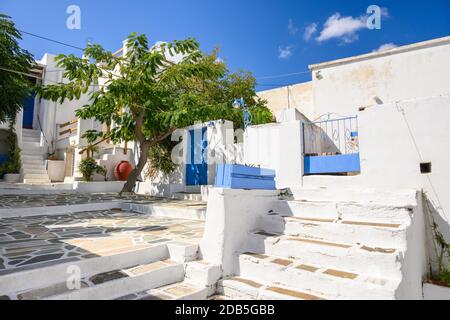 Blick auf die weiß getünchte Straße mit typisch griechischer Architektur in Lefkes Dorf auf Paros Insel, Kykladen, Griechenland Stockfoto