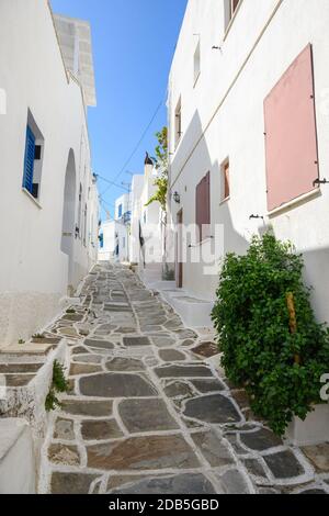 Blick auf die weiß getünchte Straße mit typisch griechischer Architektur in Lefkes Dorf auf Paros Insel, Kykladen, Griechenland Stockfoto