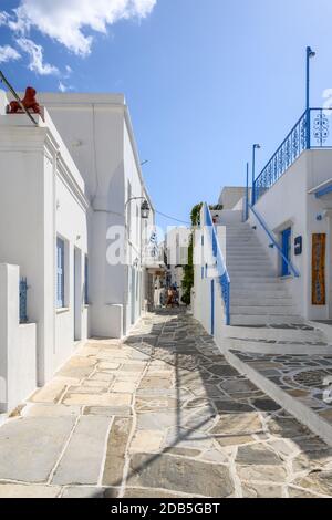 Paros, Griechenland - 27. September 2020: Blick auf die weiß getünchte Straße mit typisch griechischer Architektur in Lefkes Dorf auf Paros Insel Stockfoto