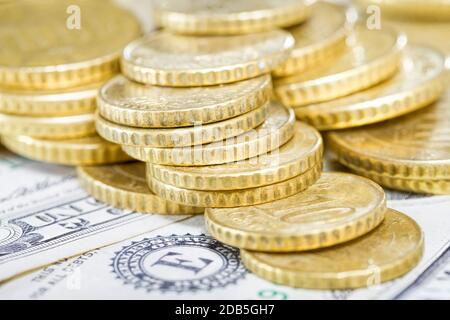 Eine große Anzahl von gestapelten Turm von europäischen Münzen in fünfzig Euro-Cent und weniger, gelbe Goldmünzen auf Dollar Stockfoto