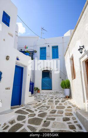 Typisch griechisches Haus mit blauen Fenstern und Türen auf weiß getünchten Straße im schönen Lefkes Dorf auf Paros Insel. Kykladen, Griechenland Stockfoto