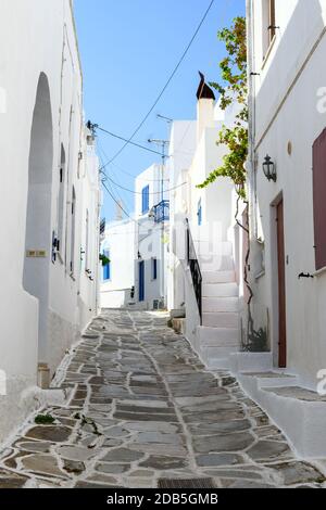 Blick auf die weiß getünchte Straße mit typisch griechischer Architektur in Lefkes Dorf auf Paros Insel, Kykladen, Griechenland Stockfoto