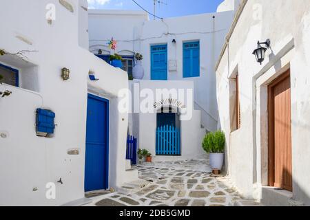 Typisch griechisches Haus mit blauen Fenstern und Türen auf weiß getünchten Straße im schönen Lefkes Dorf auf Paros Insel. Kykladen, Griechenland Stockfoto
