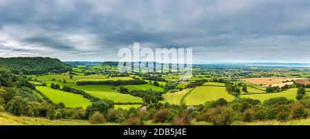 Ein Blick auf das Severn Valley vom Coaley Peak in der Cotswold Eskapment in Gloucestershire, England Stockfoto