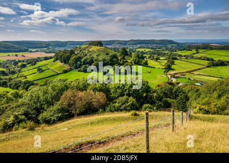 Ein Blick vom Uley Bury Iron Age Hillfort in Richtung Downham Hill in den Cotswolds, England Stockfoto