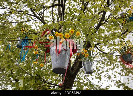 Noordwijkerhout, Niederlande - 23 April, 2017: Dekorationen mit hängenden Eimer mit gelben Narzissen in der traditionellen Blumen parade Bloemencorso fr Stockfoto