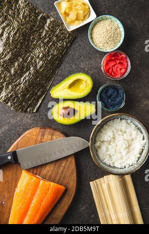 Zutaten für die Zubereitung von Sushi-Brötchen. Herstellung von frischem Maki und nigiri Sushi. Draufsicht. Stockfoto