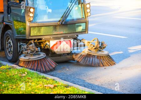 Reinigung der Blätter mit der Straßenbürste im Herbst Stockfoto