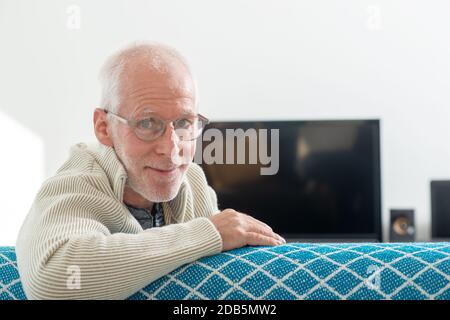 Älterer Mann mit grauen Haaren, die Brille tragen Stockfoto
