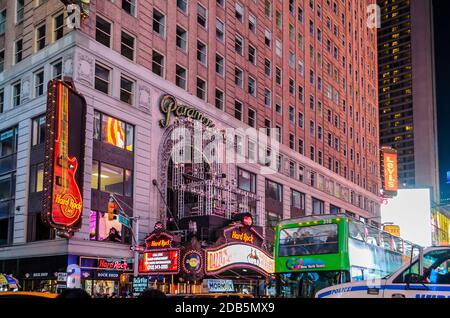 Berühmtes Hard Rock Cafe Restaurant und Shop am Times Square. Neo Lights, Billboard und eine riesige beleuchtete E-Gitarre. Manhattan, New York City, USA Stockfoto
