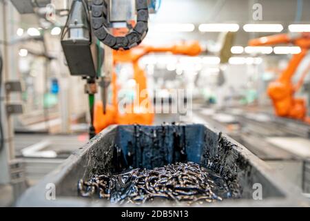 Schwarzer Kleber für Roboterarm zum Kleben von Kunststoffteilen an der Produktionslinie. Stockfoto