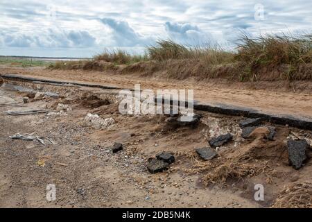 Reste der Straße, um zu verspurn zeigen auf Yorkshires Ostküste, Großbritannien, die durch einen Sturmflut im Jahr 2013 zerstört wurde. Dieser Abschnitt der Küste ist das fa Stockfoto