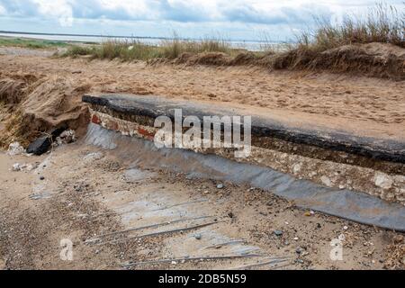 Reste der Straße, um zu verspurn zeigen auf Yorkshires Ostküste, Großbritannien, die durch einen Sturmflut im Jahr 2013 zerstört wurde. Dieser Abschnitt der Küste ist das fa Stockfoto