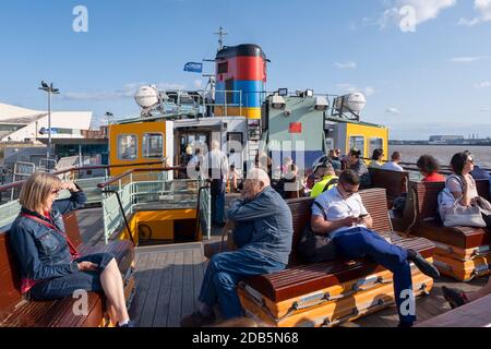 Passagiere an der Mersey Ferry in Liverpool Stockfoto