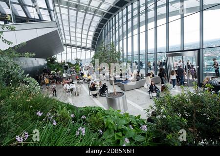 Die Sky Garden Galerie im 43. Stock von Der Wolkenkratzer Walkie Talkie in London bietet einen Panoramablick Der Stockfoto