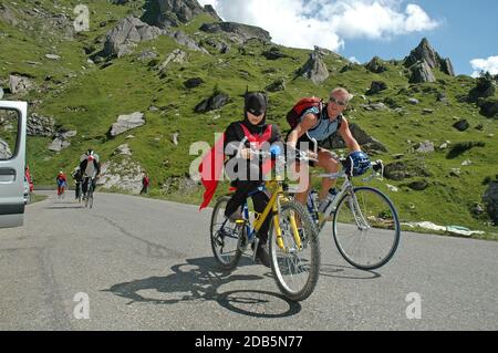 Tour de France Karawane, die im Juli 2005 die Passstraße des Cormet de Roselend in den französischen Alpen hochfährt. Stockfoto