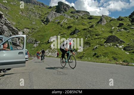 Tour de France Karawane, die im Juli 2005 die Passstraße des Cormet de Roselend in den französischen Alpen hochfährt. Stockfoto