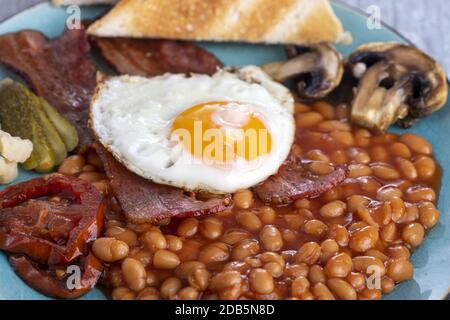 Komplettes englisches Frühstück auf einem Teller Stockfoto