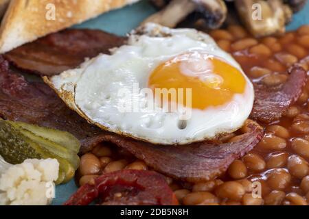 Komplettes englisches Frühstück auf einem Teller Stockfoto