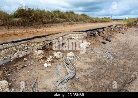 Reste der Straße, um zu verspurn zeigen auf Yorkshires Ostküste, Großbritannien, die durch einen Sturmflut im Jahr 2013 zerstört wurde. Dieser Abschnitt der Küste ist das fa Stockfoto