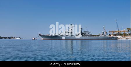 Sewastopol, Russland - 26. September 2020: Der Raketenkreuzer Moskau ist im Hafen von Sewastopol vertäut. Schwarzmeerflotte Russlands. Stockfoto