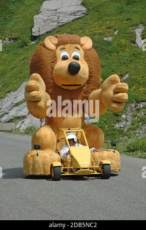 Tour de France Karawane, die im Juli 2005 die Passstraße des Cormet de Roselend in den französischen Alpen hochfährt. Stockfoto