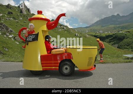 Tour de France Karawane, die im Juli 2005 die Passstraße des Cormet de Roselend in den französischen Alpen hochfährt. Stockfoto