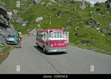 Tour de France Karawane, die im Juli 2005 die Passstraße des Cormet de Roselend in den französischen Alpen hochfährt. Stockfoto