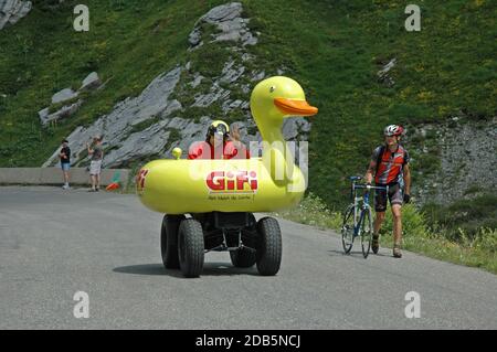 Tour de France Karawane, die im Juli 2005 die Passstraße des Cormet de Roselend in den französischen Alpen hochfährt. Stockfoto