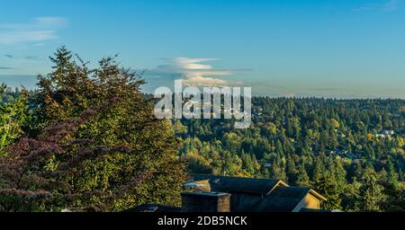 Untertassenförmige Wolken schweben über Mount Rainier im Staat Washington. Stockfoto