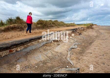 Reste der Straße, um zu verspurn zeigen auf Yorkshires Ostküste, Großbritannien, die durch einen Sturmflut im Jahr 2013 zerstört wurde. Dieser Abschnitt der Küste ist das fa Stockfoto