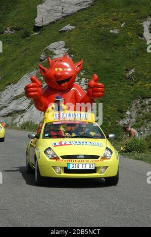 Tour de France Karawane, die im Juli 2005 die Passstraße des Cormet de Roselend in den französischen Alpen hochfährt. Stockfoto