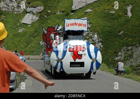 Tour de France Karawane, die im Juli 2005 die Passstraße des Cormet de Roselend in den französischen Alpen hochfährt. Stockfoto