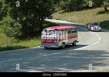 Tour de France Karawane, die im Juli 2005 die Passstraße des Cormet de Roselend in den französischen Alpen hochfährt. Stockfoto